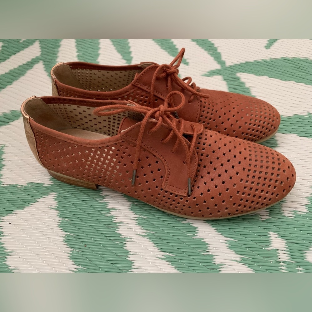 Anthropologie Esska perforated Oxford shoes sz 39/8
